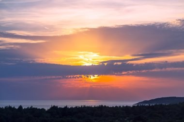 Deniz ve bulutlarla dolu güzel bir manzara