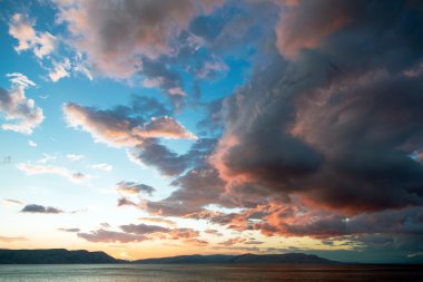 Deniz ve bulutlarla dolu güzel bir manzara