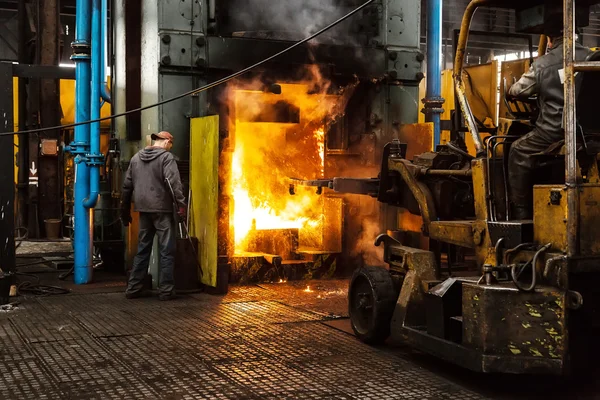 Hårt arbete i en fabrik — Stockfoto