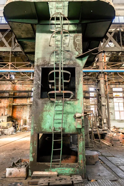 在工业内部的梯子 — 图库照片