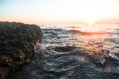 gün batımında okyanus dalgası