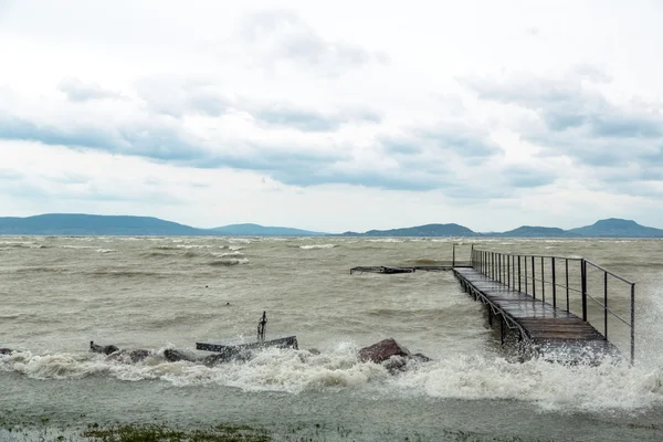 Storm op het meer — Stockfoto