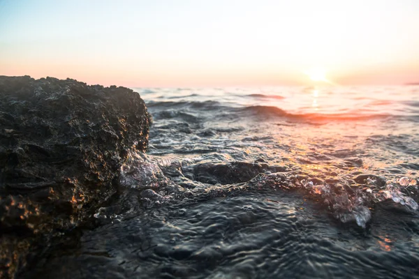 Onda do oceano ao pôr-do-sol — Fotografia de Stock