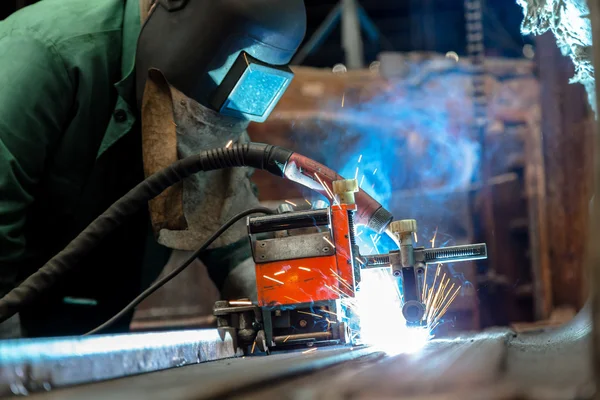 Industrial Worker at the factory — Stock Photo, Image