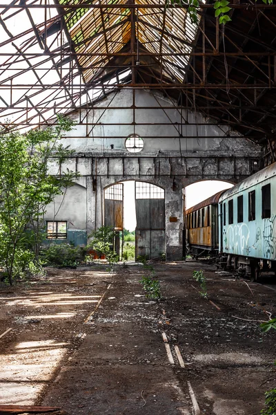 Staré průmyslové budovy s vlakem — Stock fotografie