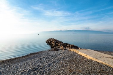 Deniz ve bulutlarla dolu güzel bir manzara