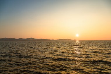 Deniz ve bulutlarla dolu güzel bir manzara