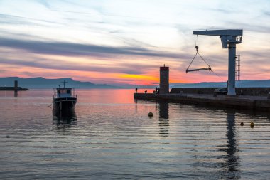 čtyři zlaté a červené zvony