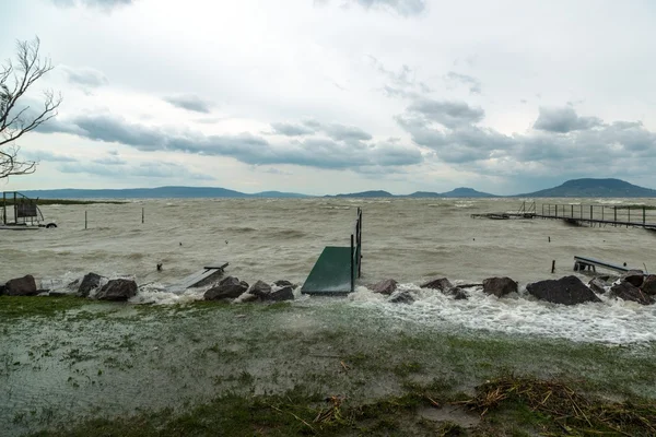 Storm op het meer — Stockfoto