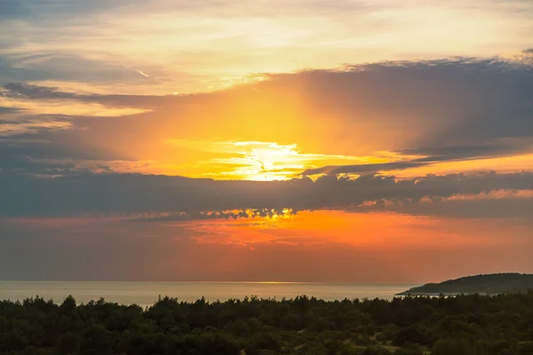 Deniz ve bulutlarla dolu güzel bir manzara — Stok fotoğraf