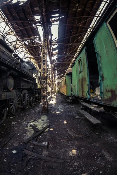 Trens antigos em depósito de trem abandonado — Fotografia de Stock