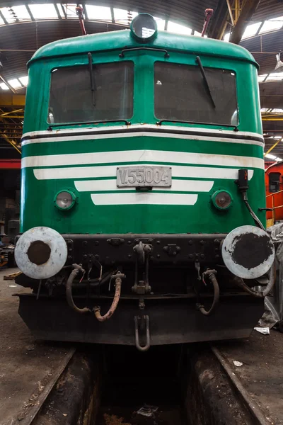 Viejos trenes en depósito abandonado —  Fotos de Stock