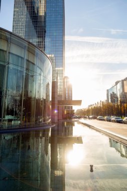 Mavi gökyüzü gökdelenler