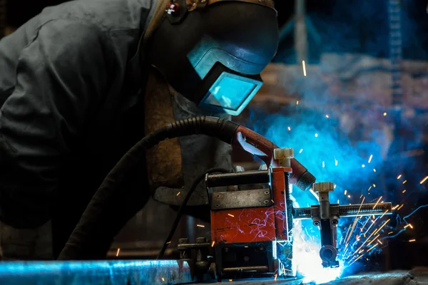 Industriële werknemer in de fabriek — Stockfoto