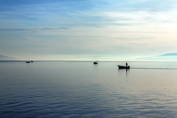 Пейзаж с лодками и море — стоковое фото