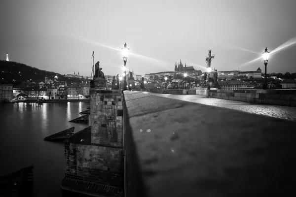 Károly-híd, Prága, Cseh Köztársaság hajnalban — Stock Fotó