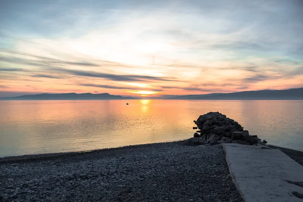 Deniz ve bulutlarla dolu güzel bir manzara — Stok fotoğraf