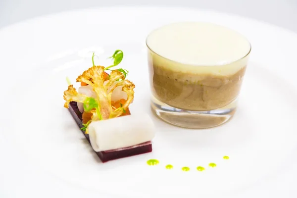 Dessert gastronomique sur assiette blanche — Photo