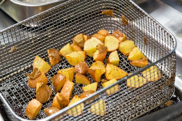 Fritadeira com batata frita — Fotografia de Stock