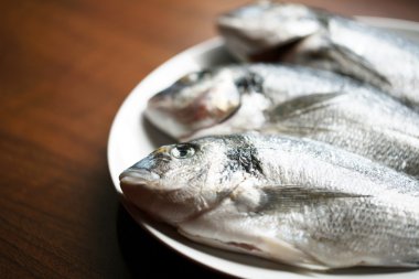 ahşap arka plan üzerinde balık