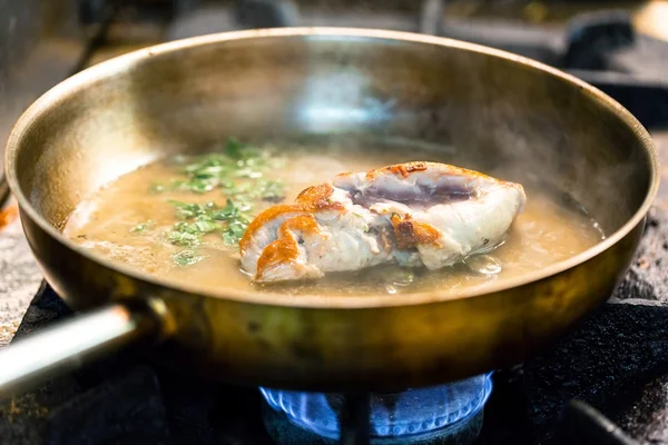 Cocinar la carne en una sartén —  Fotos de Stock