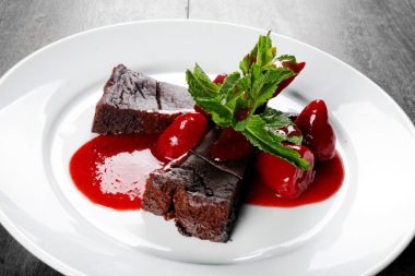 Çikolatalı kek wth çilek ve biber