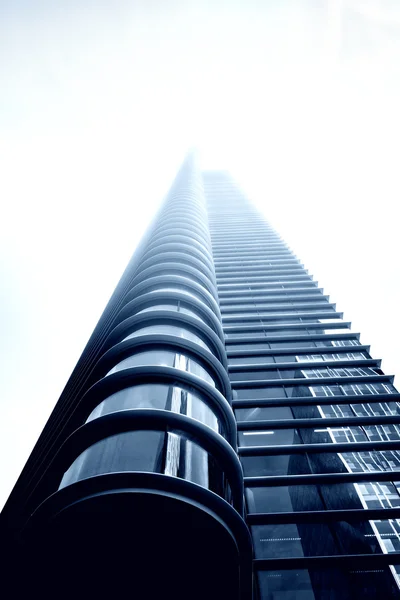 青い空を背景の高層ビル — ストック写真