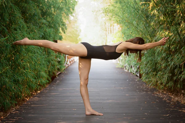 Giovane donna pratica yoga — Foto Stock