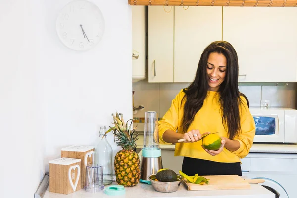 Jonge Mooie Vrouw Voorbereiding Van Een Gezonde Smoothie — Stockfoto