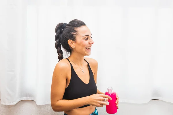 Retrato Una Joven Feliz Sosteniendo Una Botella Agua Sus Manos —  Fotos de Stock