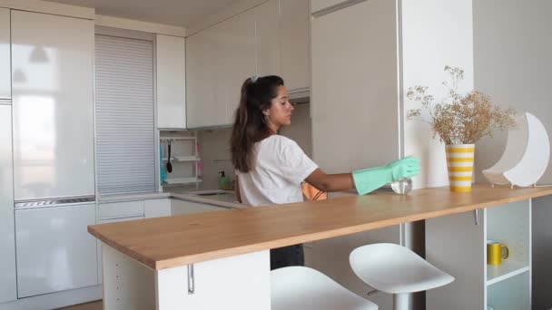 Jonge Vrouw Schoonmaken Van Keuken — Stockvideo