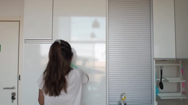 Młode Kobiety Sprzątające Szafki — Wideo stockowe