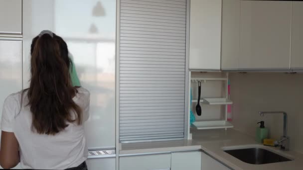 台所を掃除する若い女性 — ストック動画