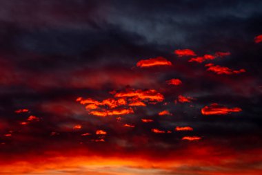 Kızıl bulutlarla kaplı büyük bir günbatımı gökyüzü