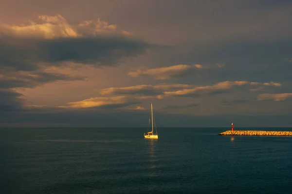 Um veleiro entra no porto de Rimini, Itália — Fotografia de Stock