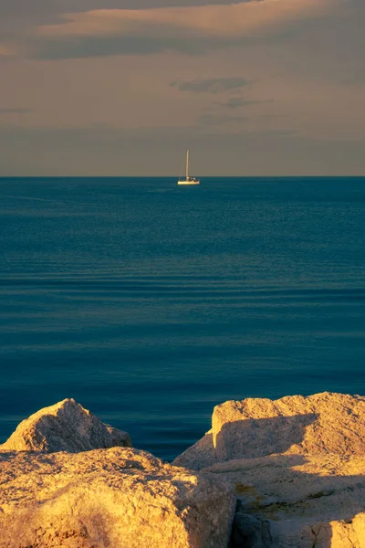 Um veleiro que navega perto do porto de Rimini, Itália — Fotografia de Stock