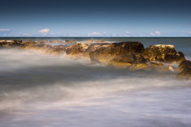 Deniz manzarası, Adriyatik Denizi 'ndeki kayalıklar. Uzun pozlama.