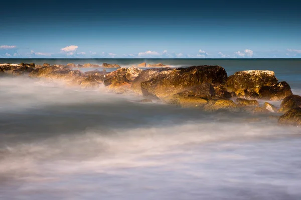 Paysage marin, falaises dans la mer Adriatique. Longue exposition. — Photo