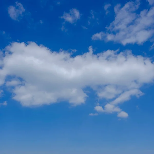 Las nubes blancas en el cielo azul claro — Foto de Stock