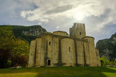 Bir Roma Katolik manastırı, San Vittore alle Chiuse, Genga, Marche, İtalya