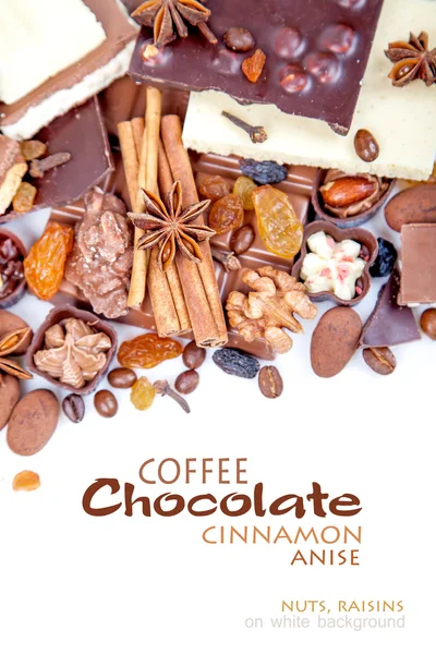 Varios trozos de chocolate con nueces, pasas y granos de café — Foto de Stock