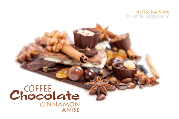 Varios trozos de chocolate con nueces, pasas y granos de café — Foto de Stock