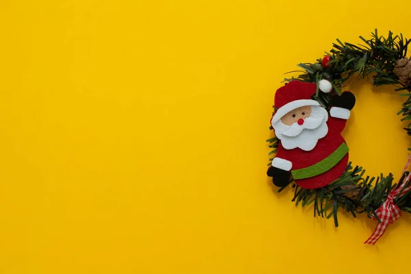 お正月とメリークリスマス サンタクロースと休日プレゼント コピースペース 黄色の背景 テキストのためのスペース ロイヤリティフリーのストック画像