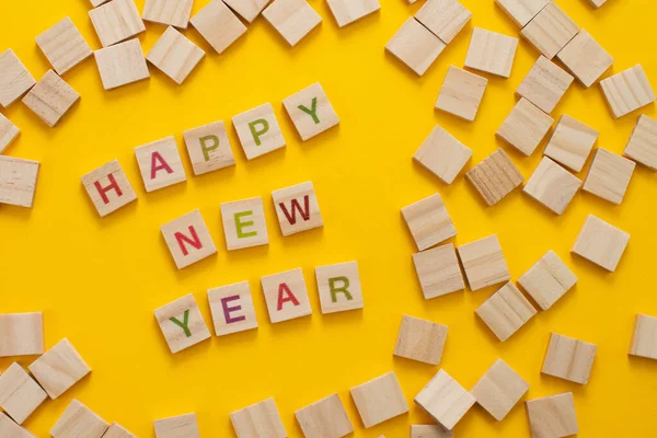 Frohes Neues Jahr Und Frohe Weihnachten Scrabble Buchstaben Auf Gelbem Stockfoto