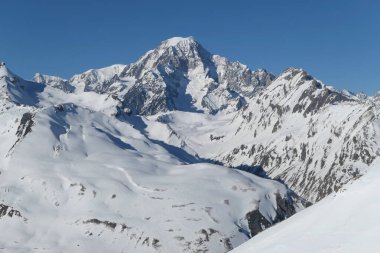 La Thuile kayak merkezinden Mont Blanc kış dağı manzarası.