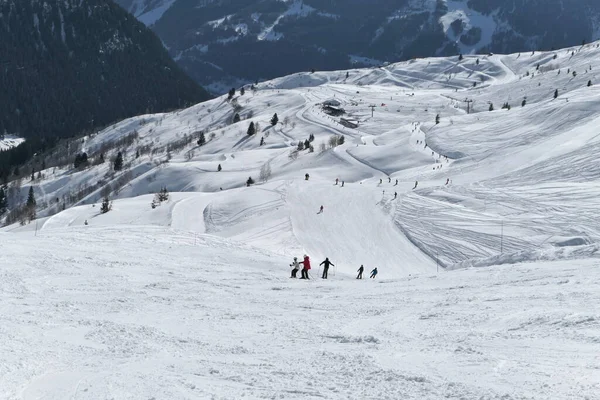 法国拉罗西雷的滑雪坡 阿尔卑斯山冬季景观 — 图库照片