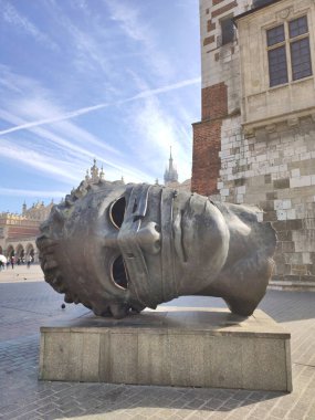 Krakow, Polonya - 23 Eylül 2019: Eros Bendato Krakow Meydanı 'ndaki baş heykel.