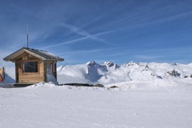 La Thuile kayak merkezi, kış dağı manzaralı. Servis kabini.