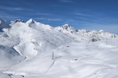 Alplerdeki La Thuile kayak merkezinin kış manzarası, Mont Blanc dağ manzarası. Col du Petit Saint Bernard.