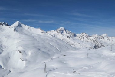Alplerdeki La Thuile kayak merkezinin kış manzarası, Mont Blanc dağ manzarası. Col du Petit Saint Bernard.